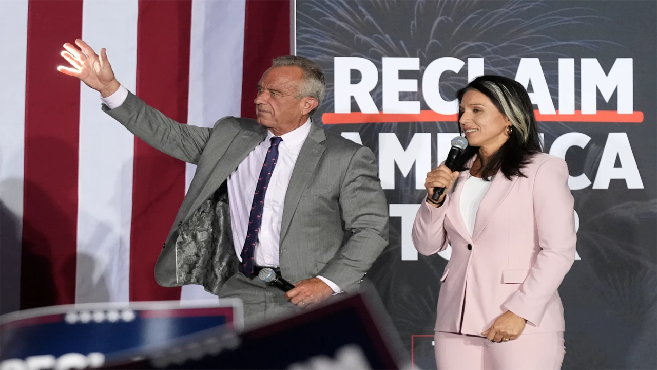 Former independent candidate for president Robert F. Kennedy, Jr., left, and former Democratic Rep. Tulsi Gabbard listen to a question at a campaign event/Source-AP